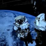 Astronautas da NASA caminham no espaço para consertar braço robótico