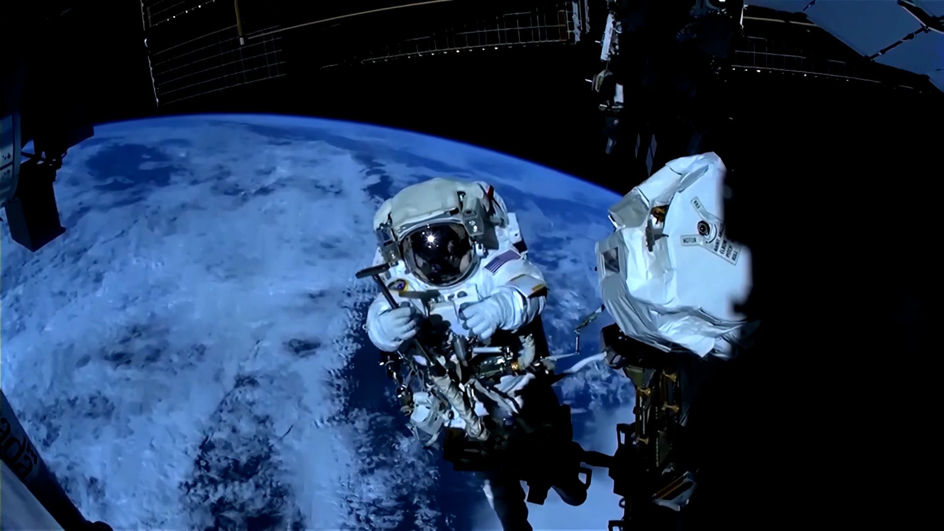 Astronautas da NASA caminham no espaço para consertar braço robótico