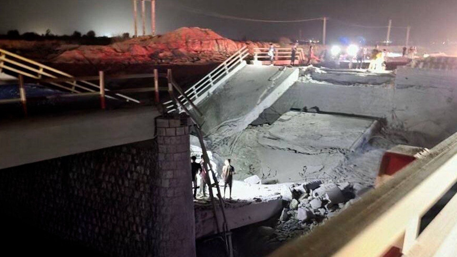 Ataques dos EUA destroem pontes importantes e torre no sul do Irã