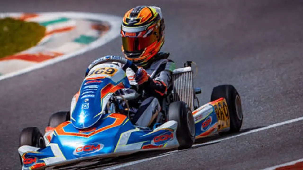 Atiqa Mir, da Índia, supera os juniores da Mercedes F1 e conquista a pole position histórica