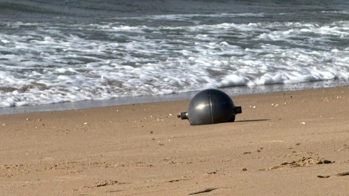 Uma das seis misteriosas grandes esferas prateadas encontradas em Forrest Beach, em Queensland