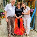 Diz-se que o NHS levou três meses para iniciar o tratamento para Marie Stibbe (centro) depois que ela foi diagnosticada, momento em que seu tumor dobrou de tamanho (visto com seu marido e filha)