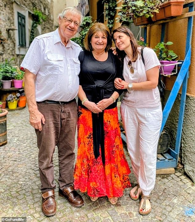 Diz-se que o NHS levou três meses para iniciar o tratamento para Marie Stibbe (centro) depois que ela foi diagnosticada, momento em que seu tumor dobrou de tamanho (visto com seu marido e filha)