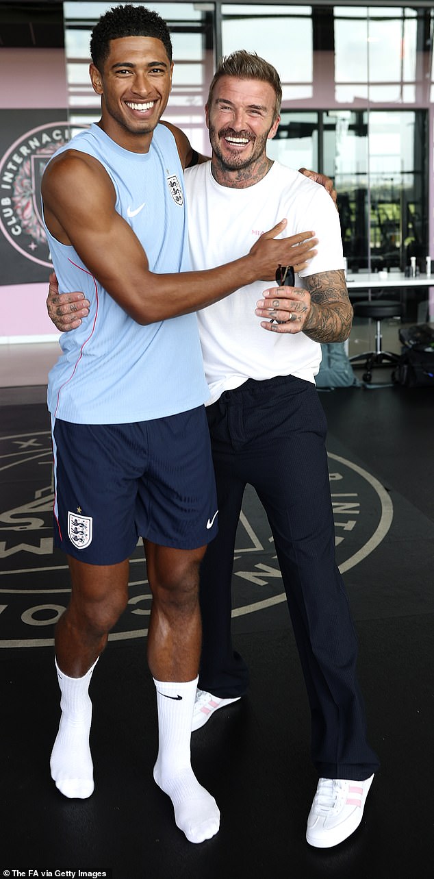 Jude Bellingham é jogador da Copa do Mundo há muitos anos - e os especialistas acreditam que ele pode seguir Sir David Beckham (foto esta semana em Miami) na liga bilionária
