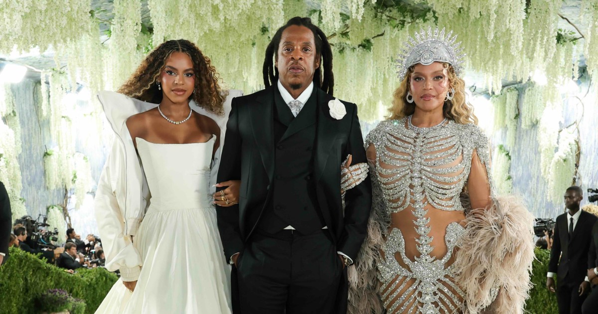 Jay-Z garantiu que sua apresentação na noite de estreia no Yankee Stadium fosse um assunto de família.