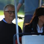 Gates, 70 anos, pareceu dar um sorriso forçado ao chegar à conferência de imprensa deste ano em Sun Valley com a namorada Paula Hurd