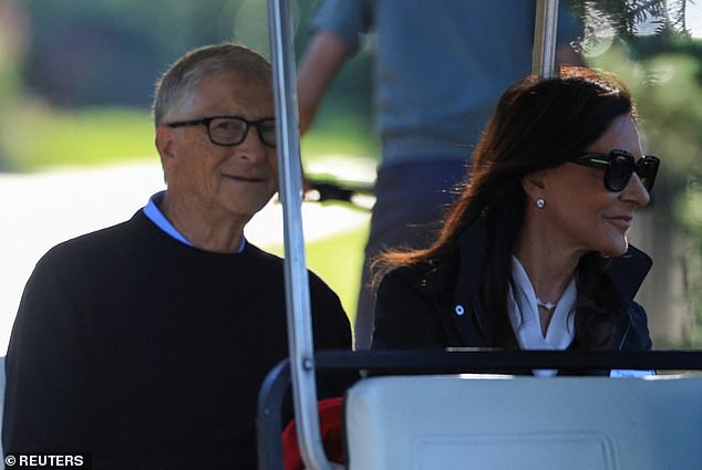 Gates, 70 anos, pareceu dar um sorriso forçado ao chegar à conferência de imprensa deste ano em Sun Valley com a namorada Paula Hurd