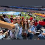 Blake Lively fez sua primeira aparição pública desde que foi dolorosamente desprezada no casamento de Taylor Swift e Travis Kelce no Madison Square Garden