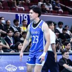 Brian Castro, do Ateneo, durante um jogo contra o UST no torneio de vôlei masculino da 87ª temporada da UAAP.