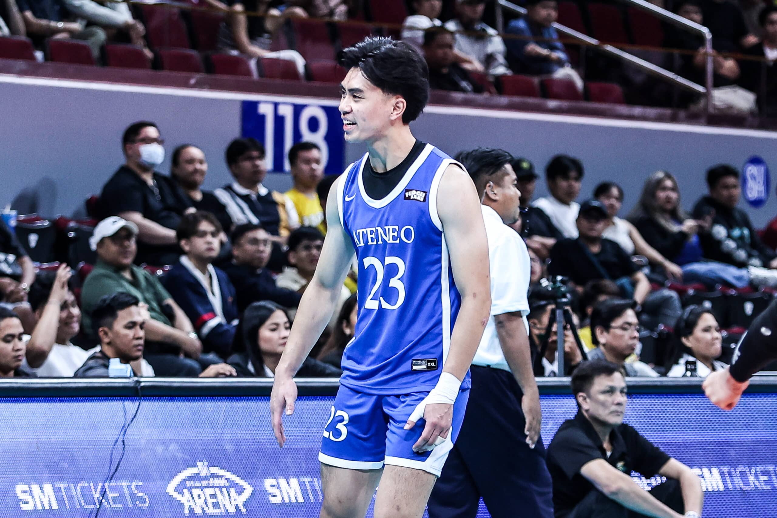 Brian Castro, do Ateneo, durante um jogo contra o UST no torneio de vôlei masculino da 87ª temporada da UAAP.