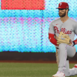 Bryce Harper, do Philadelphia Phillies, se ajoelha em campo antes de um jogo da MLB em meio à controvérsia da promoção de jogos de azar FanDuel Cameo.