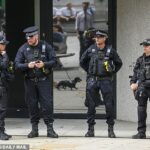 Andy Burnham está planejando ir para um escritório governamental existente em Manchester, com sinais de que a segurança já está sendo reforçada