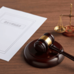 Martelo do tribunal, escalas de justiça e documentos legais que ilustram o processo de uso de informações privilegiadas da CFTC contra o soldado do Exército dos EUA Gannon Ken Van Dyke sobre supostas negociações de mercado de previsão da Polymarket.