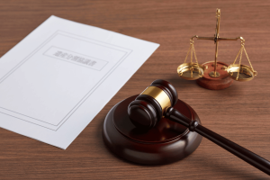 Martelo do tribunal, escalas de justiça e documentos legais que ilustram o processo de uso de informações privilegiadas da CFTC contra o soldado do Exército dos EUA Gannon Ken Van Dyke sobre supostas negociações de mercado de previsão da Polymarket.