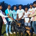 As equipes concorrentes jogam uma partida de futebol no torneio Rangila Star Tirilbasa em Chaibasa, Jharkhand, Índia