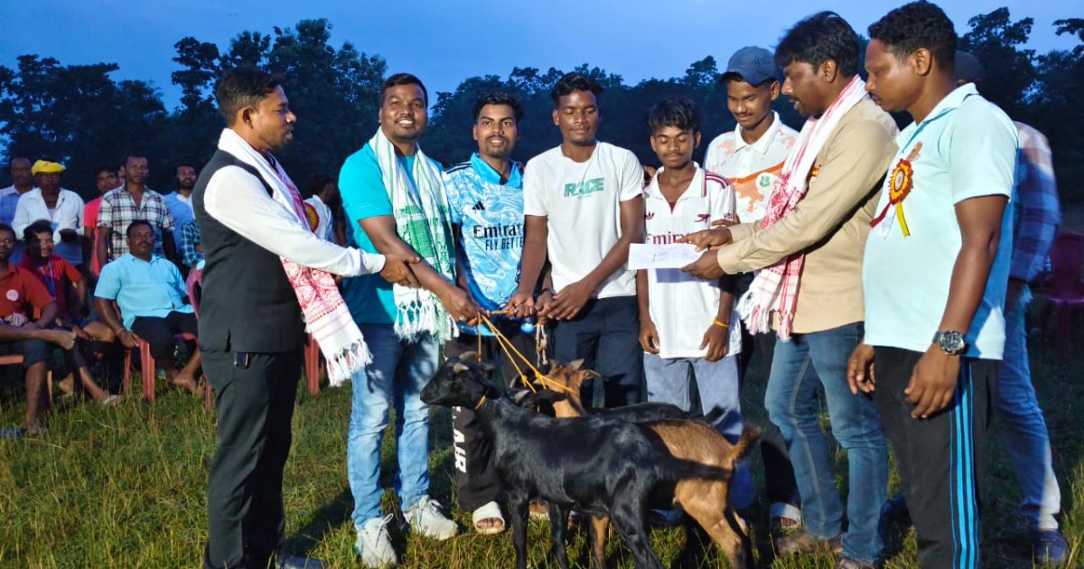As equipes concorrentes jogam uma partida de futebol no torneio Rangila Star Tirilbasa em Chaibasa, Jharkhand, Índia