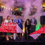 Lisa Vanderpump corta a fita na inauguração do Caesars Republic Lake Tahoe com Karie Hall, Anthony Carano, Gary Carano e Stew Massie.