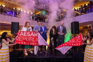 Lisa Vanderpump corta a fita na inauguração do Caesars Republic Lake Tahoe com Karie Hall, Anthony Carano, Gary Carano e Stew Massie.