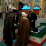 Caixão de Khamenei chega à cidade sagrada de Qom