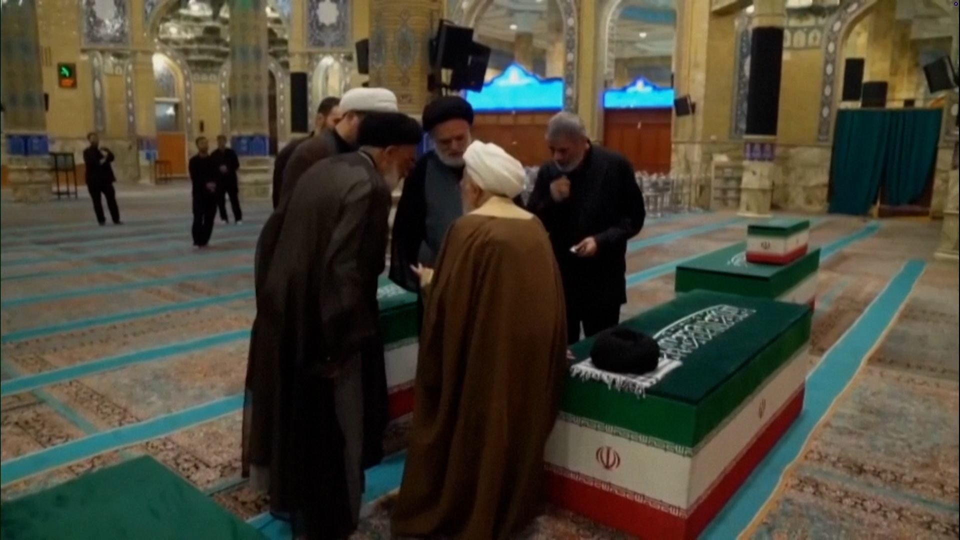 Caixão de Khamenei chega à cidade sagrada de Qom