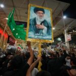 Caixão de Khamenei chega ao Iraque enquanto ataques dos EUA atingem o Irã