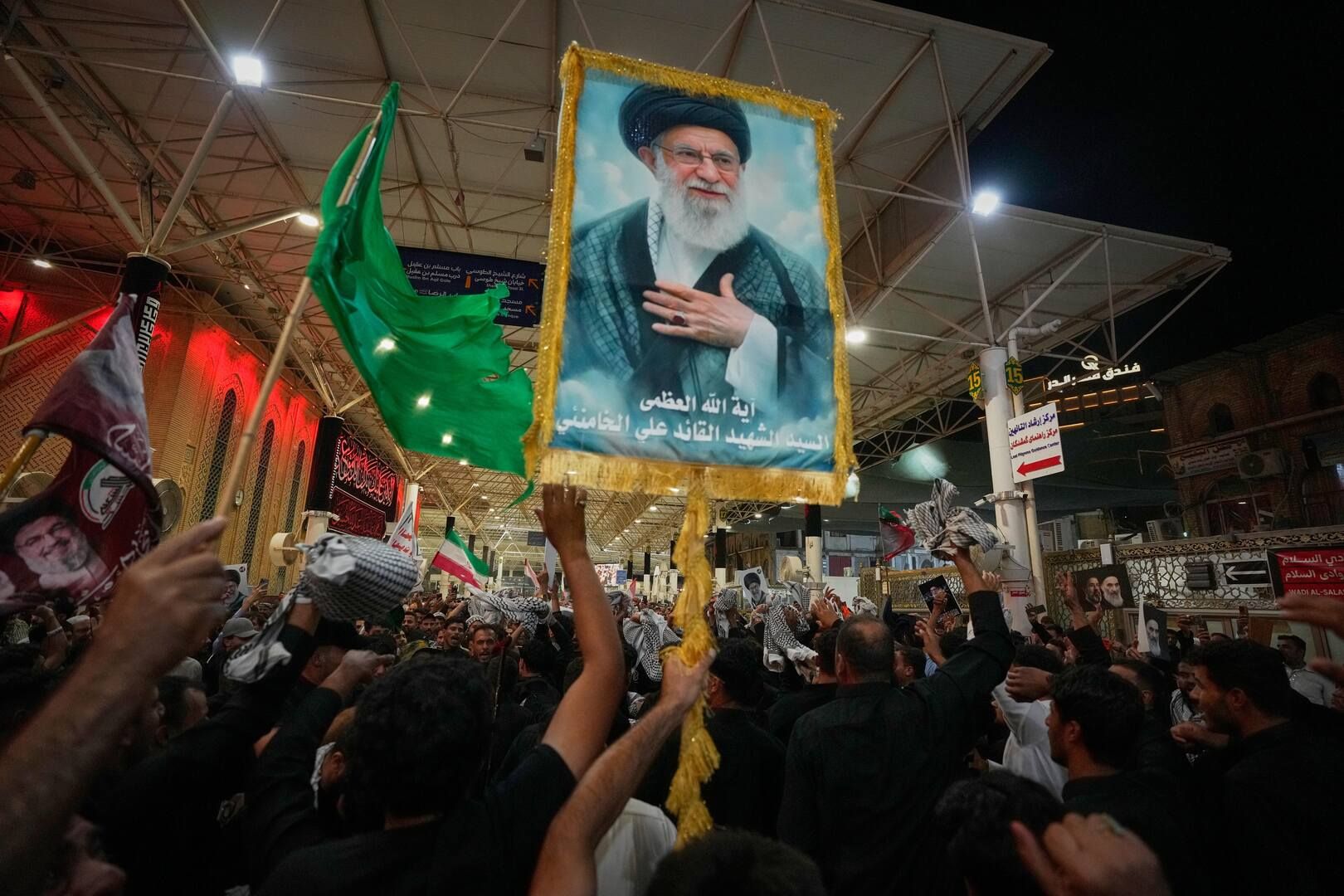 Caixão de Khamenei chega ao Iraque enquanto ataques dos EUA atingem o Irã