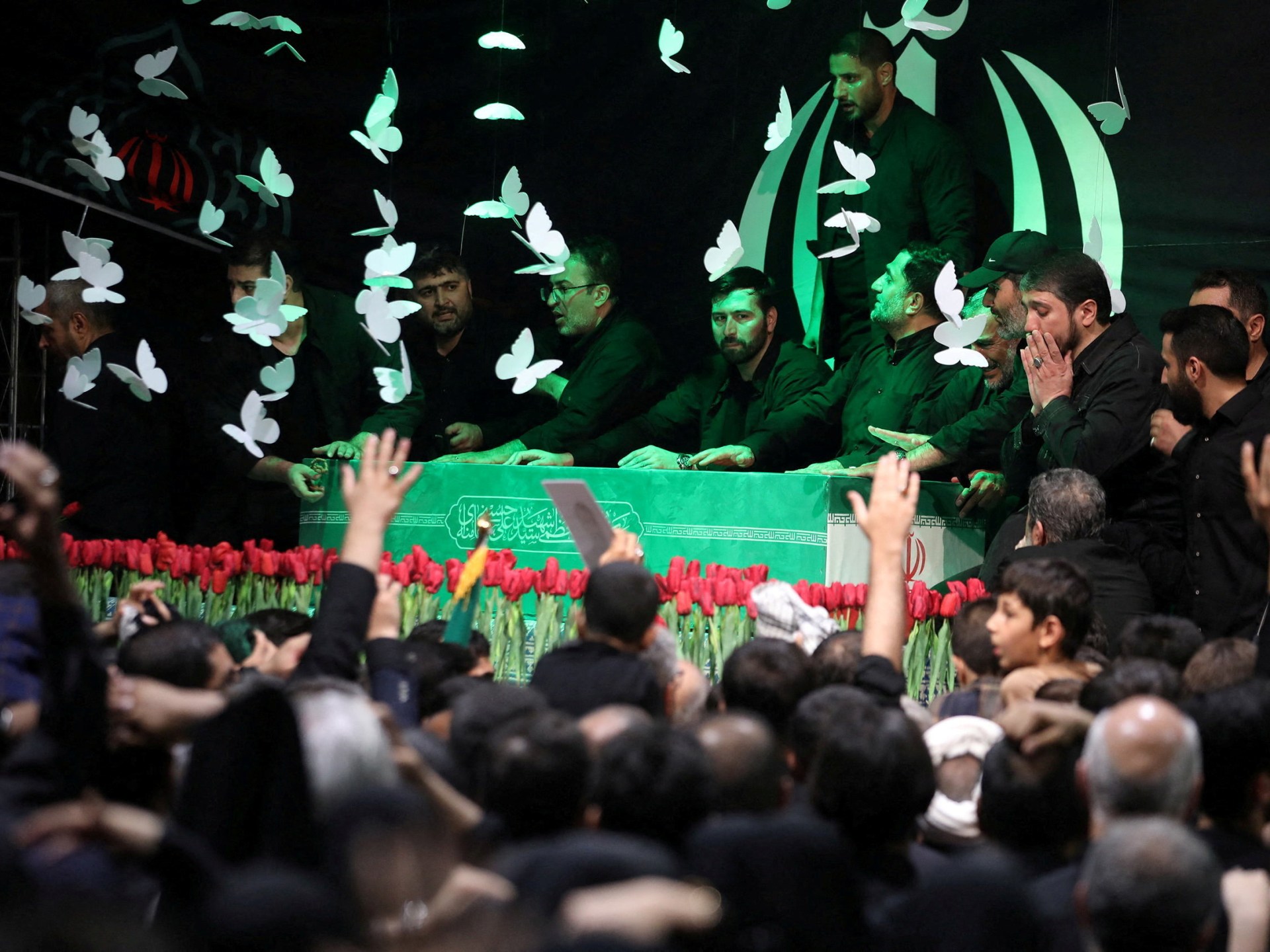 Caixão de Khamenei preparado enquanto Irã se prepara para funeral de sete dias