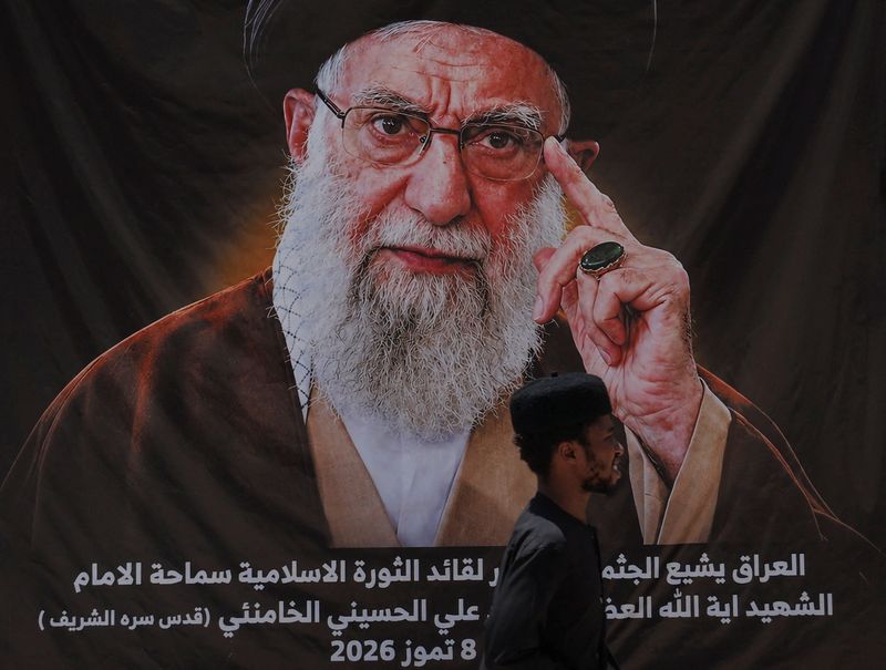 Caixão do líder supremo iraniano assassinado chega a Najaf, no Iraque, diz TV estatal iraquiana
