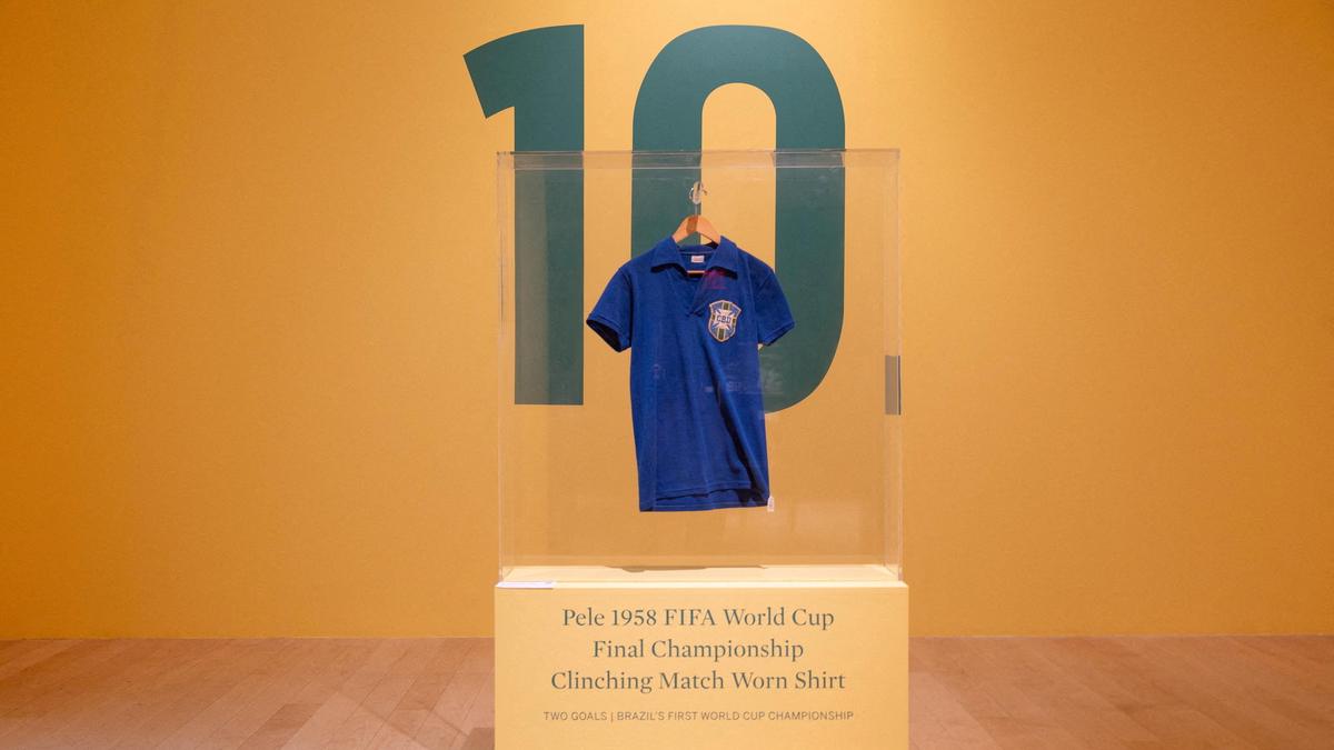 Camisa de Pelé da final da Copa do Mundo de 1958 é vendida por US$ 4,9 milhões