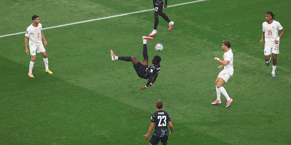 Canadá x Marrocos - oitavas de final da Copa do Mundo AO VIVO: Os instáveis ​​​​campeões africanos sofrem um grande golpe nos primeiros 20 minutos com o atacante forçado a sair - enquanto os co-anfitriões tentam surpreender os rivais com o gol inaugural em Houston