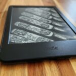 Uma pessoa segurando o Amazon Kindle Paperwhite (2024)