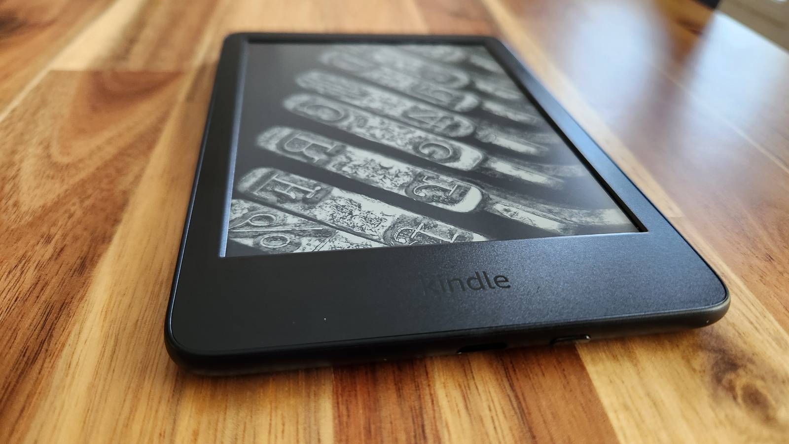 Uma pessoa segurando o Amazon Kindle Paperwhite (2024)