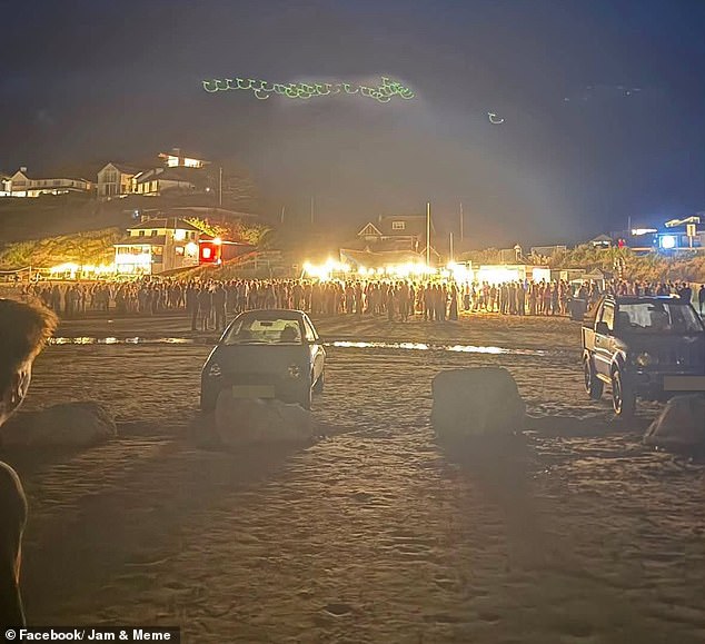Um grande grupo de adolescentes se reuniu na praia de Polzeath esta semana, onde supostamente beberam quantidades excessivas de álcool, quebraram copos e fizeram sexo