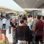Imagens tiradas do aeroporto de Corfu e compartilhadas nas redes sociais mostraram uma longa fila de passageiros descontentes esperando na calçada do lado de fora do aeroporto