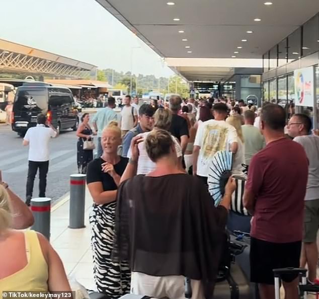 Imagens tiradas do aeroporto de Corfu e compartilhadas nas redes sociais mostraram uma longa fila de passageiros descontentes esperando na calçada do lado de fora do aeroporto
