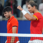 Carlos Alcaraz e Rafael Nadal parabenizam a seleção espanhola após vitória na final do WC