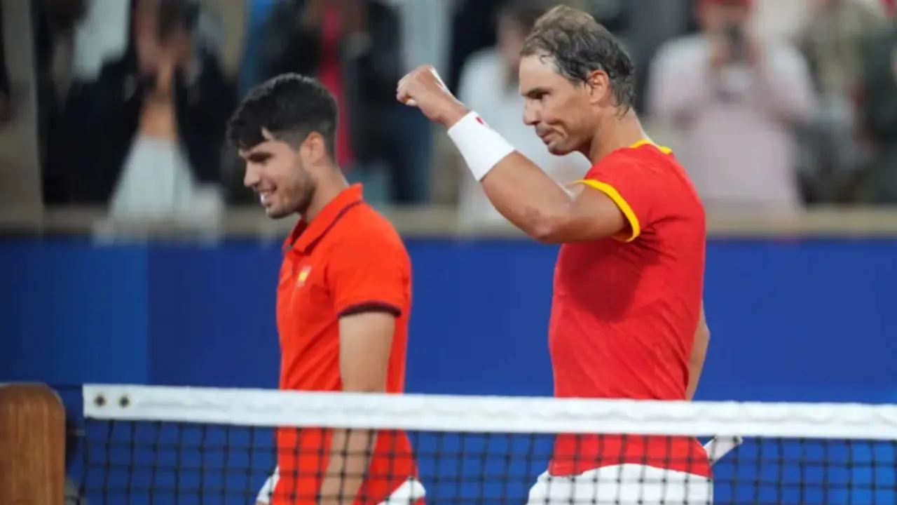Carlos Alcaraz e Rafael Nadal parabenizam a seleção espanhola após vitória na final do WC