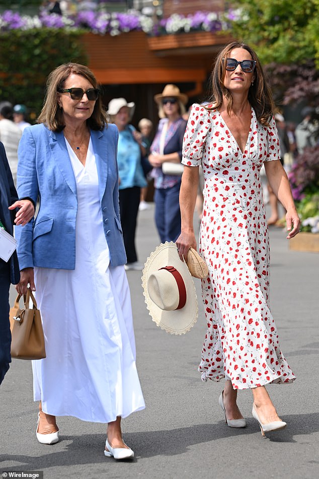A dupla mãe e filha Carole e Pippa Middleton parecia elegante sem esforço quando chegaram a Wimbledon hoje