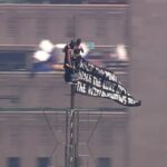 Dois aventureiros mascarados foram vistos subindo ao topo do Empire State Building, em Nova York, na quarta-feira.