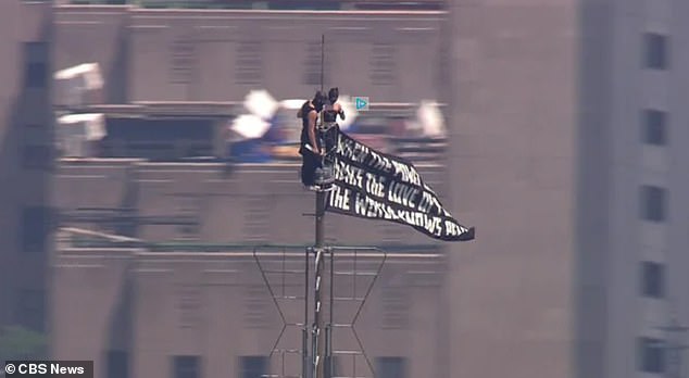 Dois aventureiros mascarados foram vistos subindo ao topo do Empire State Building, em Nova York, na quarta-feira.