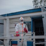 Um higienista é fotografado limpando e desinfetando um centro de tratamento de Ebola esta semana na República Democrática do Congo