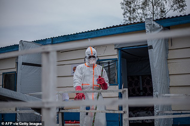 Um higienista é fotografado limpando e desinfetando um centro de tratamento de Ebola esta semana na República Democrática do Congo