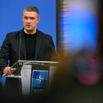 Centenas de pessoas protestam em Kyiv pela demissão do ministro da Defesa por Zelenskyy