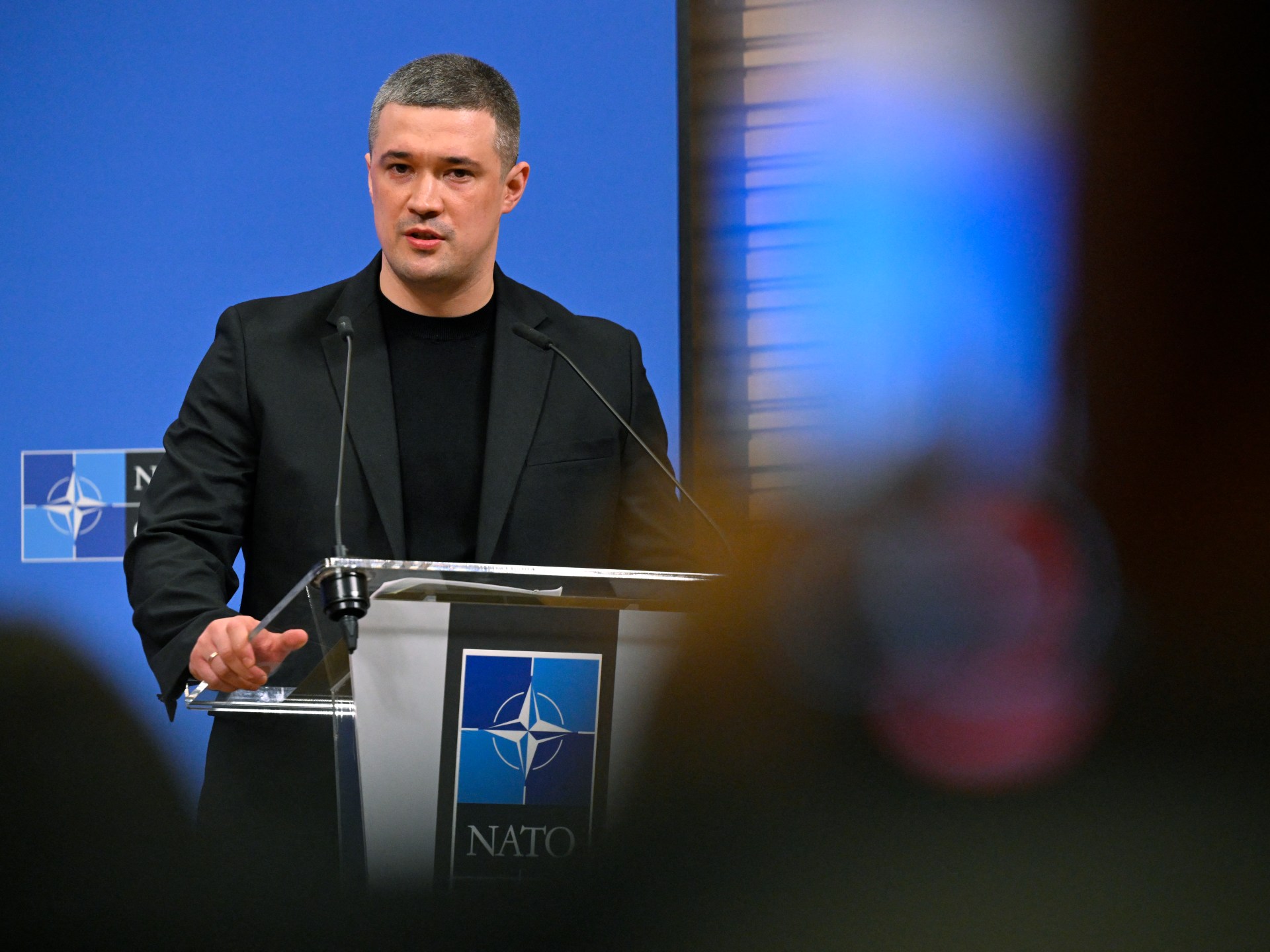 Centenas de pessoas protestam em Kyiv pela demissão do ministro da Defesa por Zelenskyy