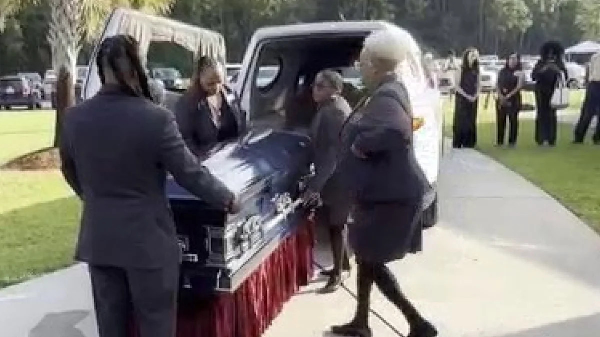 Centenas de pessoas se reúnem para funeral de Nolan Wells no Mississippi