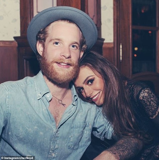 Cher Lloyd precisa ‘parar de expor sua roupa suja em público’, disse uma fonte próxima a seu marido Craig Monk, um dia depois de ela revelar no Instagram que eles haviam se separado