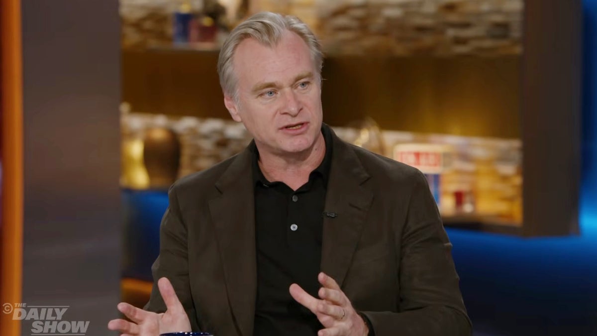 Christopher Nolan choca Jon Stewart explicando como ‘Oppenheimer’ o ajudou a fazer ‘A Odisséia’