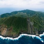 A ilha japonesa Aogashima abriga 170 habitantes e é formada por uma cratera vulcânica com um vulcão menor em seu interior