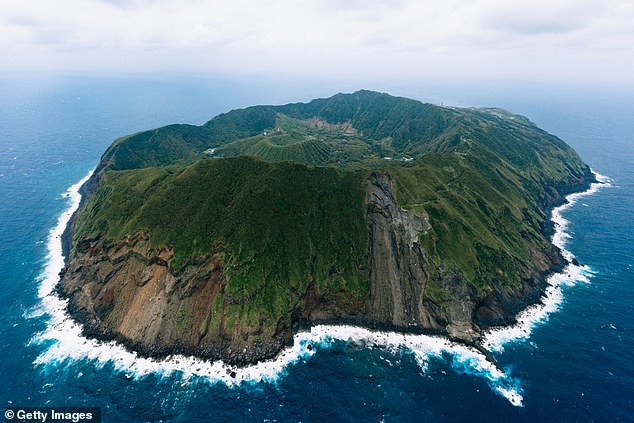 A ilha japonesa Aogashima abriga 170 habitantes e é formada por uma cratera vulcânica com um vulcão menor em seu interior