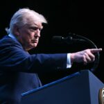 ANCARA, TURQUIA - 08 DE JULHO: O presidente dos EUA, Donald Trump (R), reúne-se com Volodymyr Zelenskyy, presidente da Ucrânia (L) para conversações bilaterais no Complexo Presidencial de Beştepe durante a Cúpula da OTAN em 8 de julho de 2026 em Ancara, Turquia. Os líderes dos 32 países da OTAN, além de aliados da OTAN como a Ucrânia, reuniram-se na capital turca para discutir uma série de questões que envolvem metas de gastos, produção industrial de defesa e apoio à Ucrânia, entre outros tópicos. (Foto de Win McNamee/Getty Images)